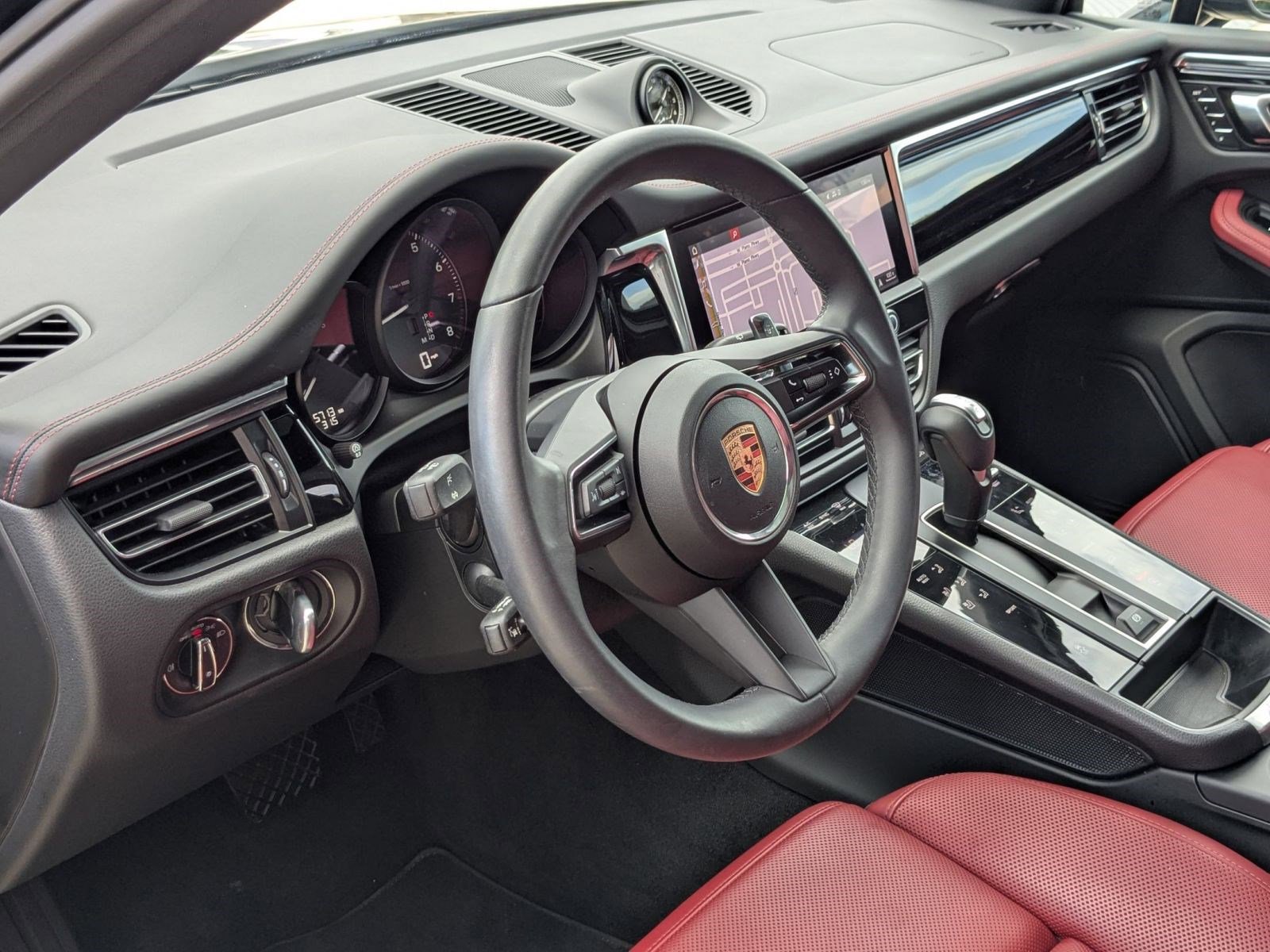 2025 Porsche Macan T photo 4