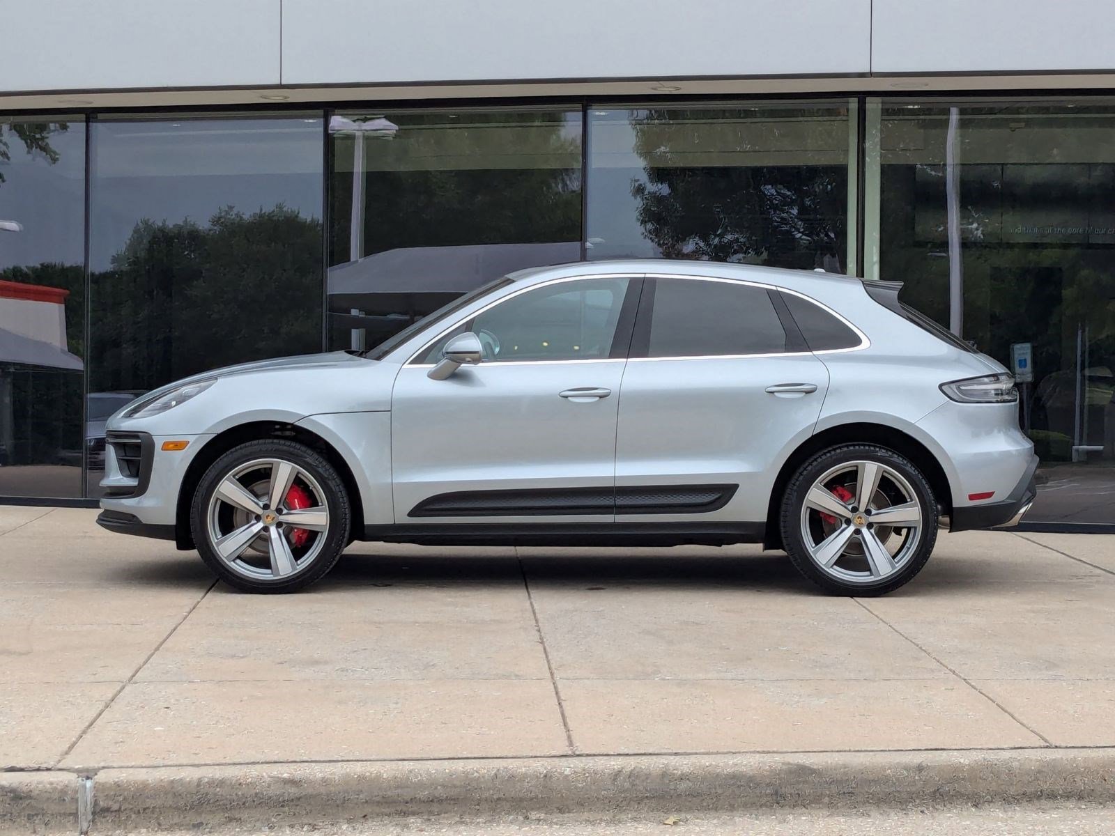 2025 Porsche Macan S photo 2