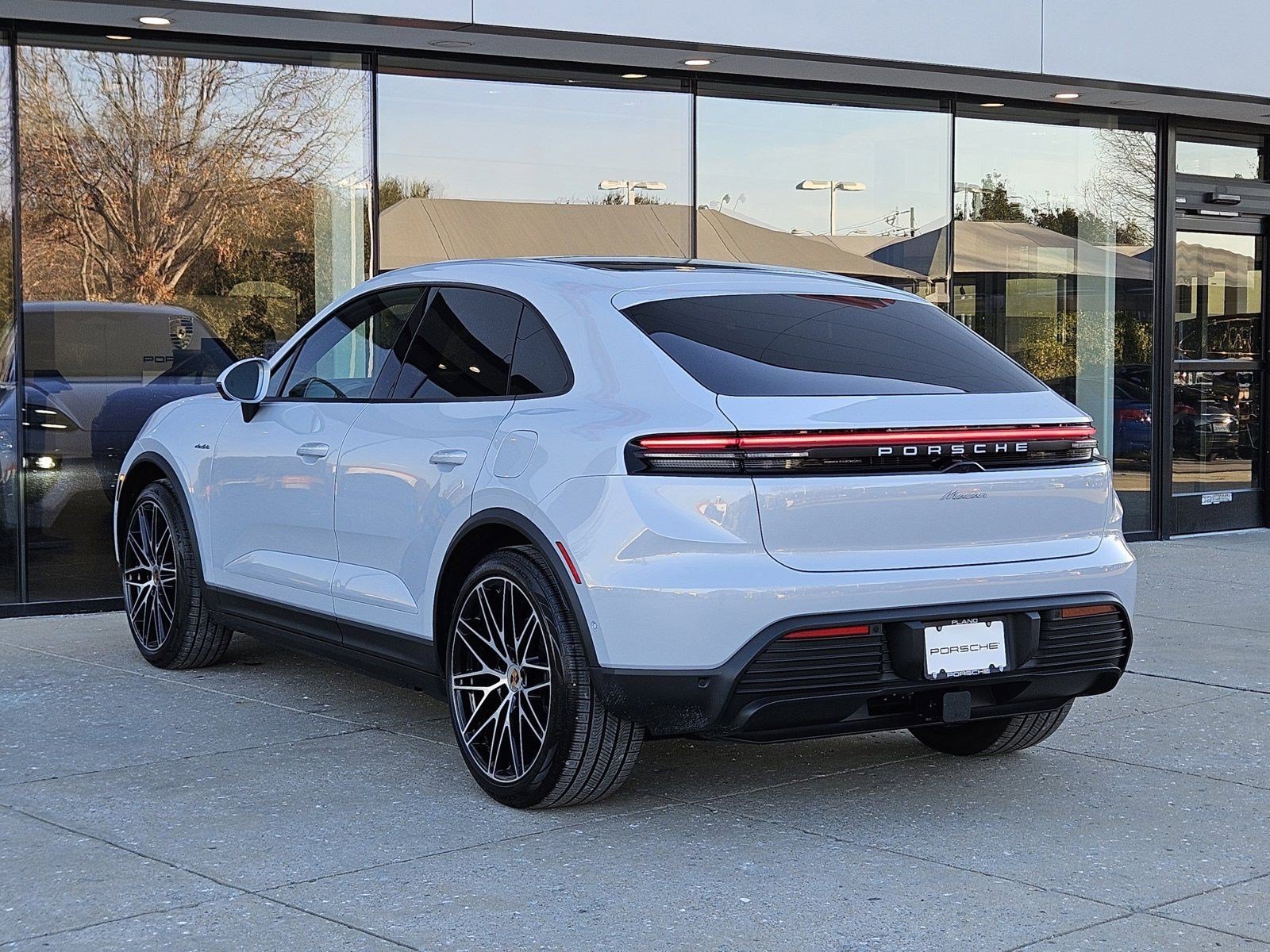 2025 Porsche Macan Electric photo 3
