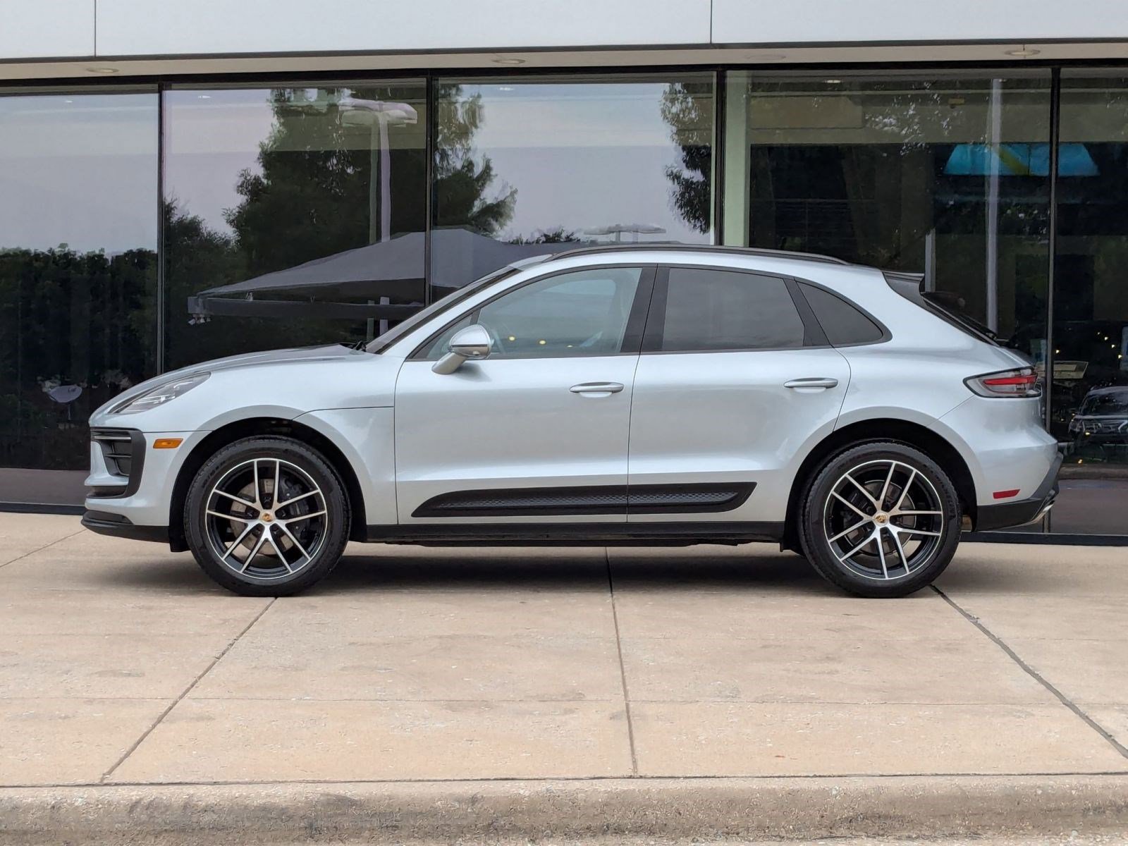 2025 Porsche Macan T photo 2