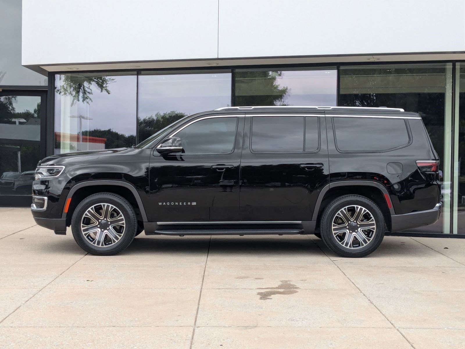 Used 2022 Jeep Wagoneer Series III with VIN 1C4SJUDT4NS214597 for sale in Plano, TX