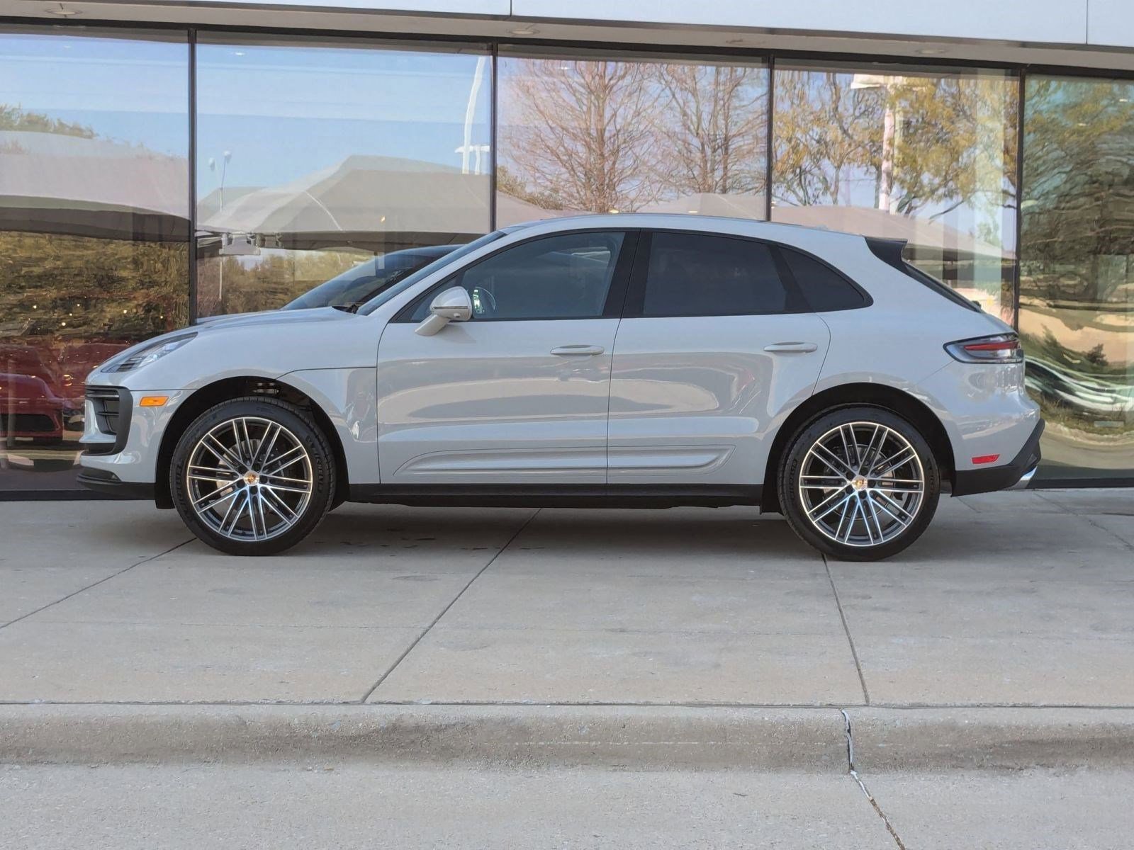 2025 Porsche Macan T photo 2