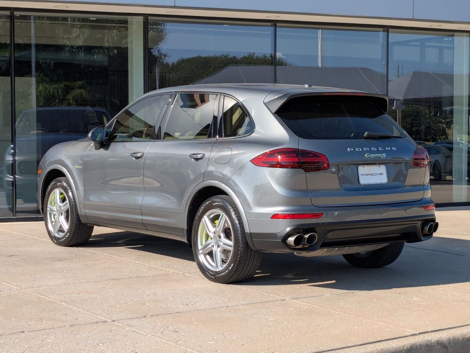 2016 Porsche Cayenne S E-Hybrid photo 3