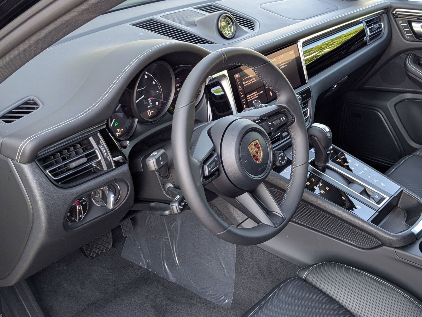 2026 Porsche Macan T photo 3