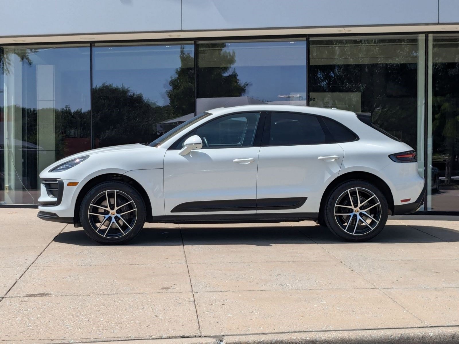 2024 Porsche Macan T photo 2