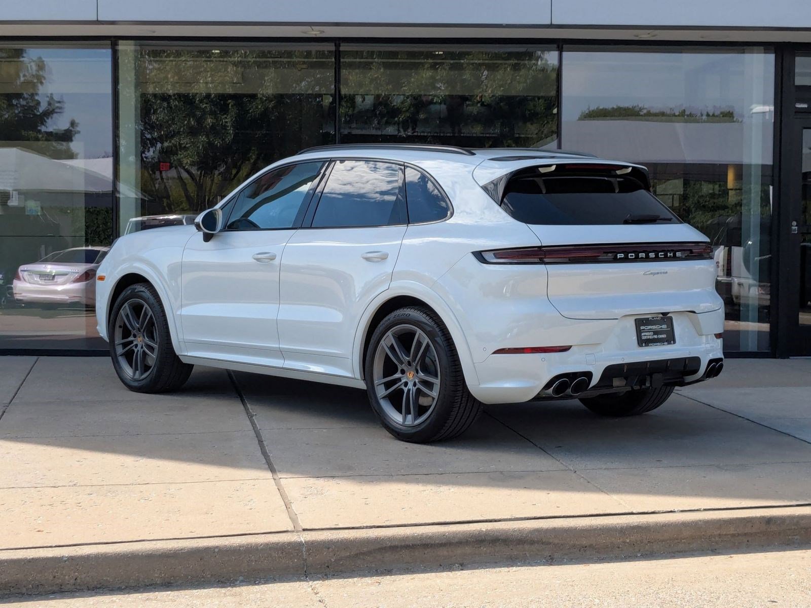 2025 Porsche Cayenne photo 2