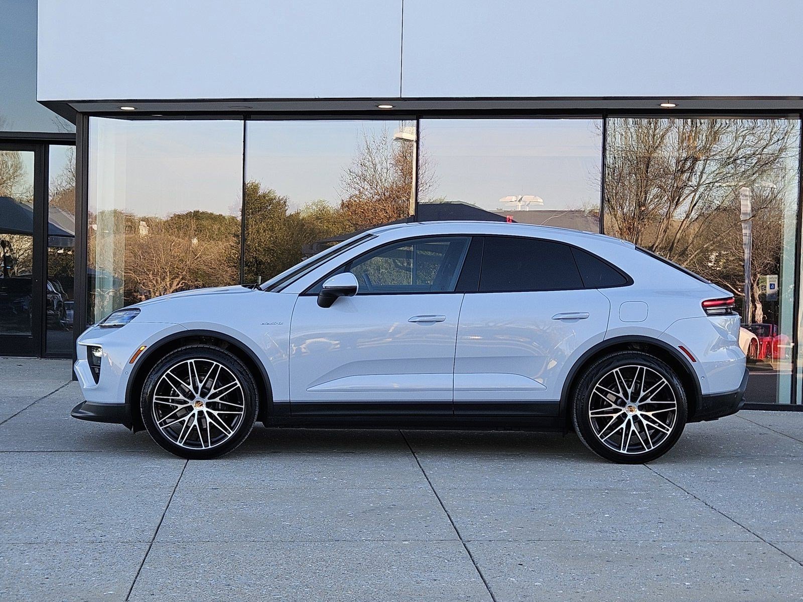 2025 Porsche Macan Electric photo 2