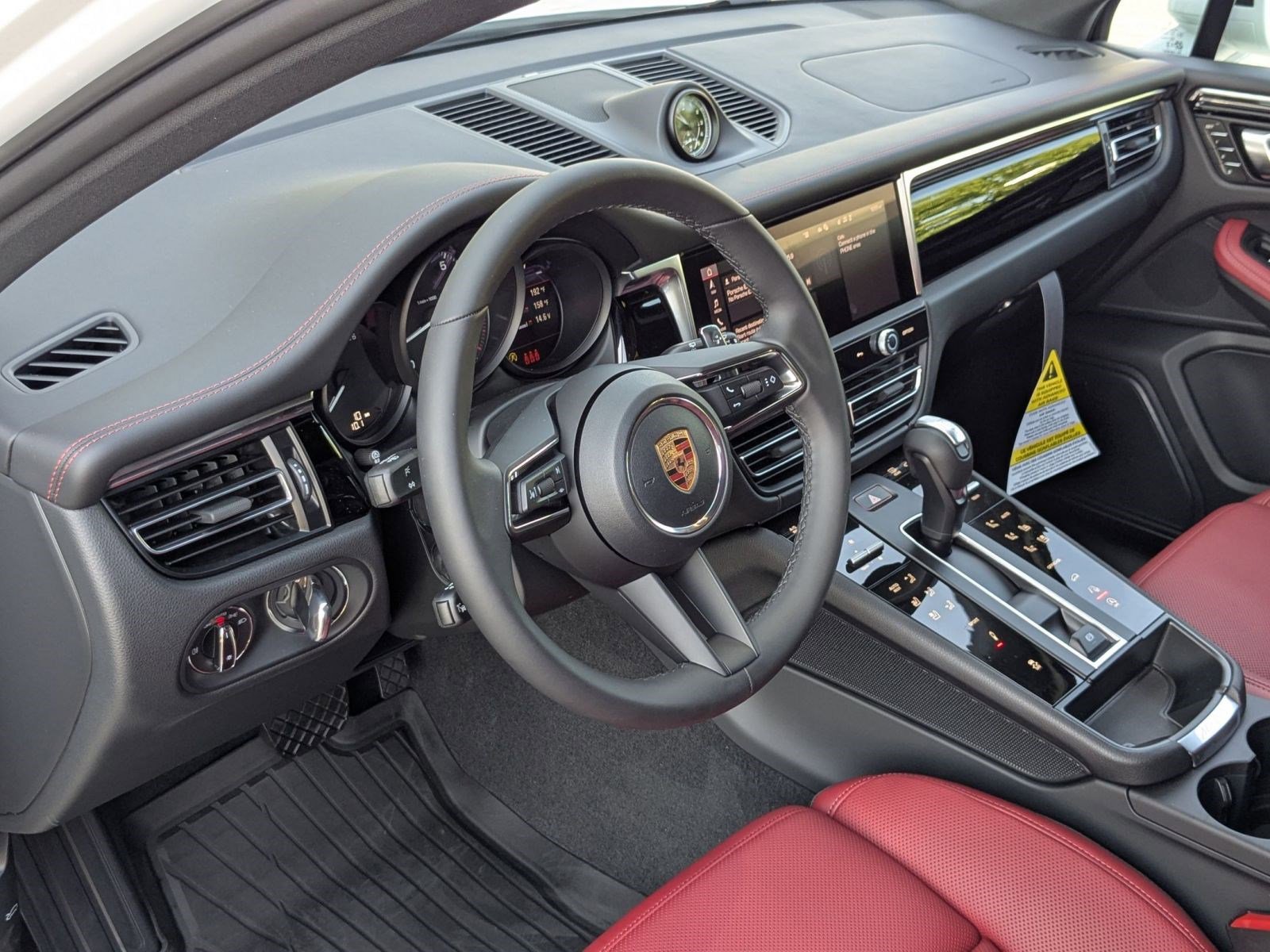 2026 Porsche Macan T photo 4