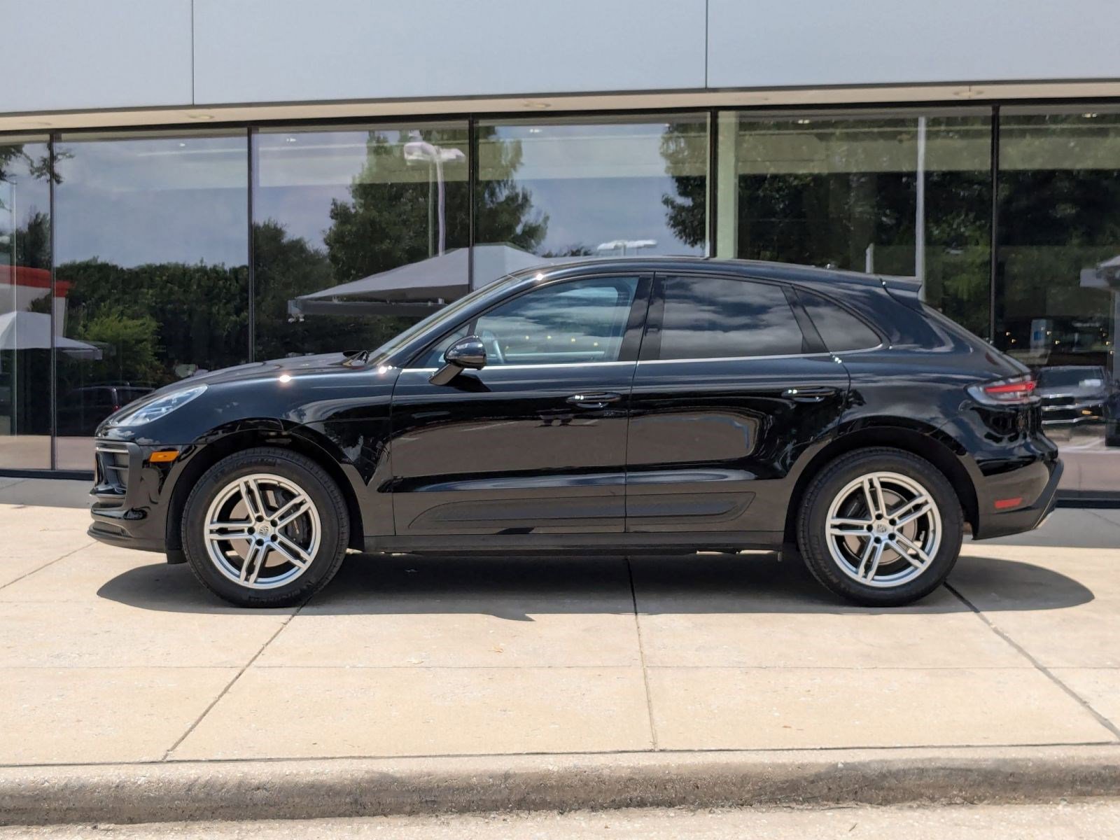 2025 Porsche Macan T photo 2