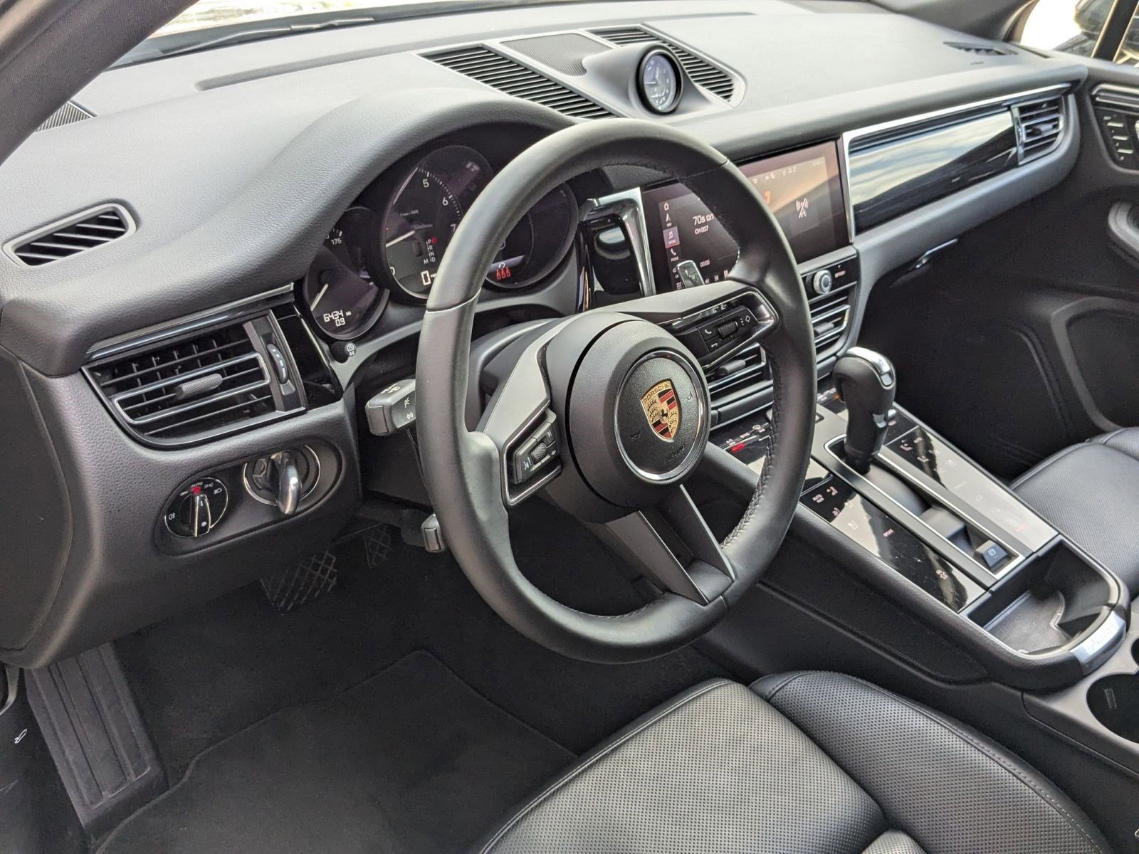 2025 Porsche Macan T photo 4