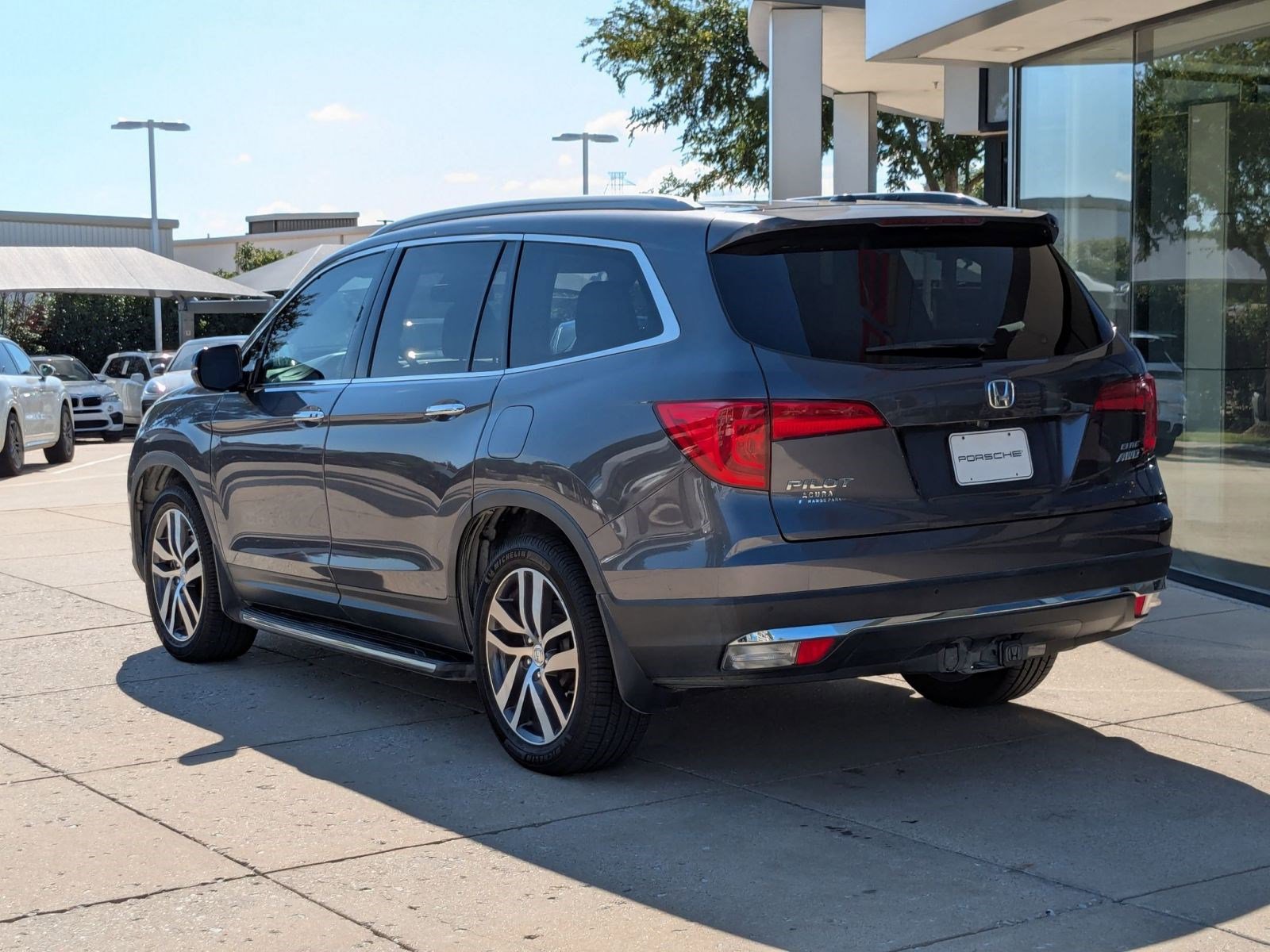 2017 Honda Pilot Elite photo 3