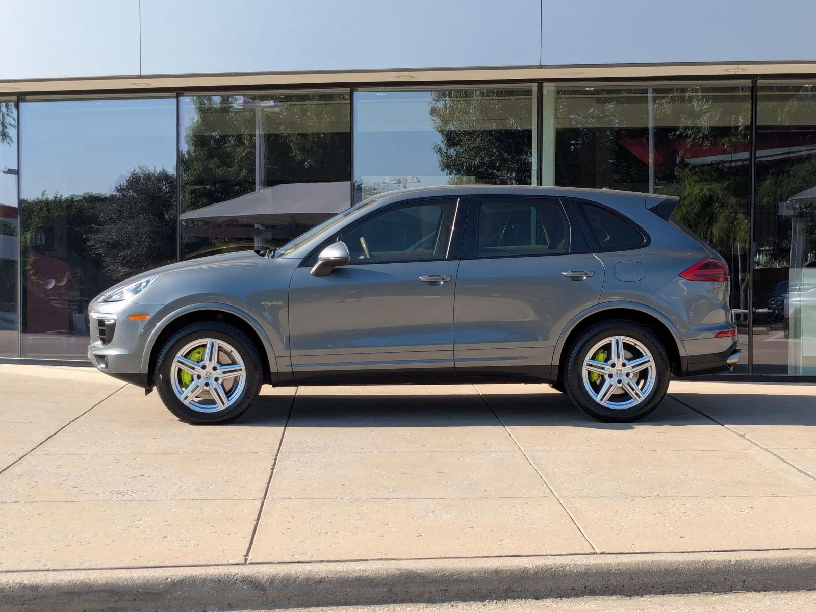 2016 Porsche Cayenne S E-Hybrid photo 2