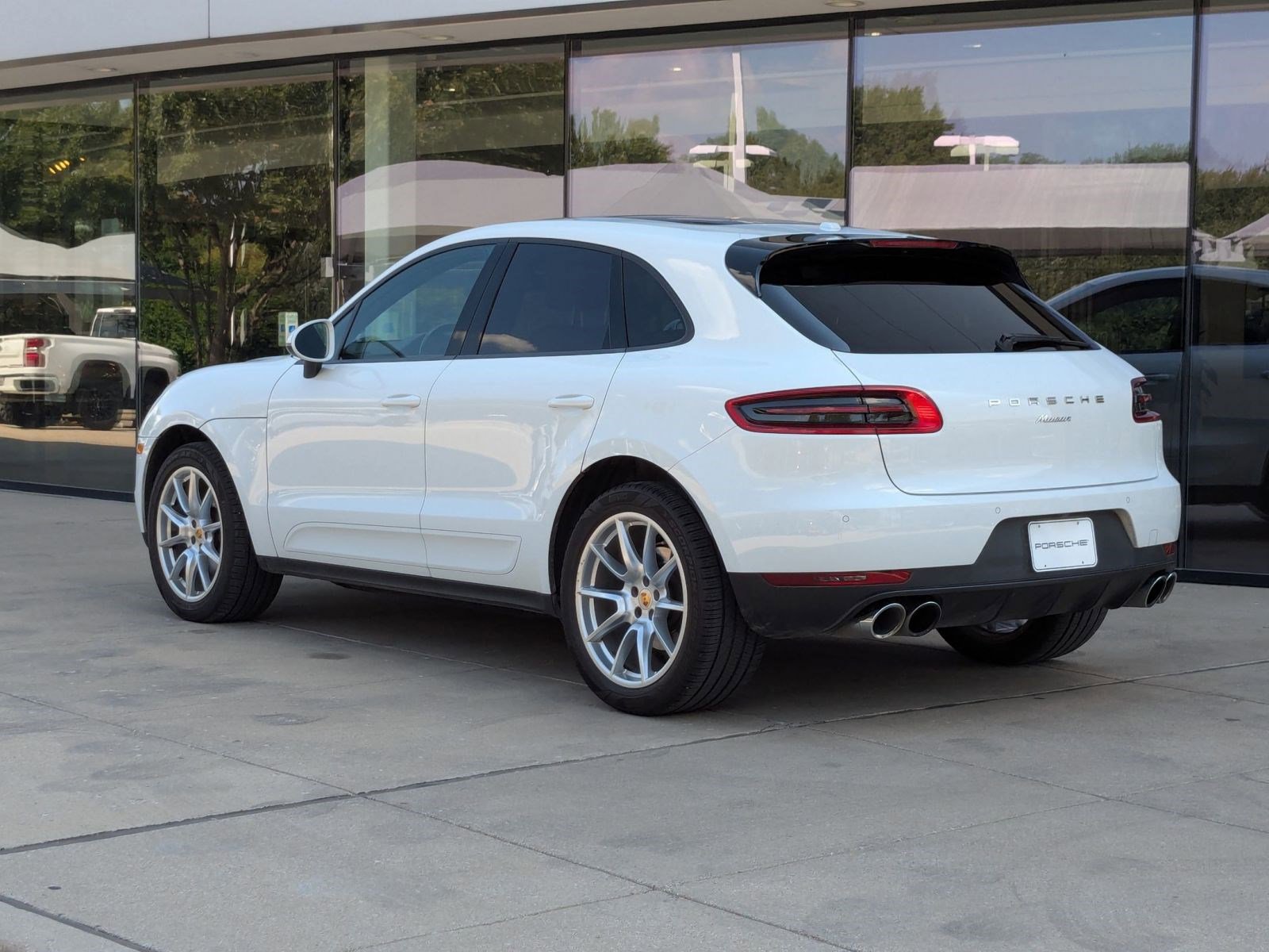 2018 Porsche Macan photo 2