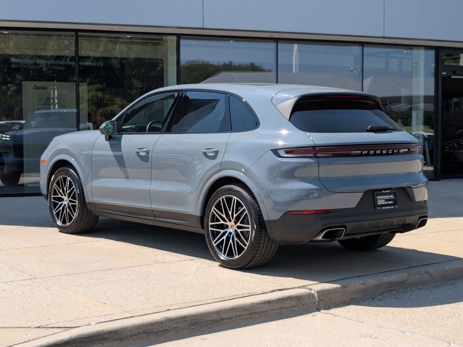 2025 Porsche Cayenne photo 3