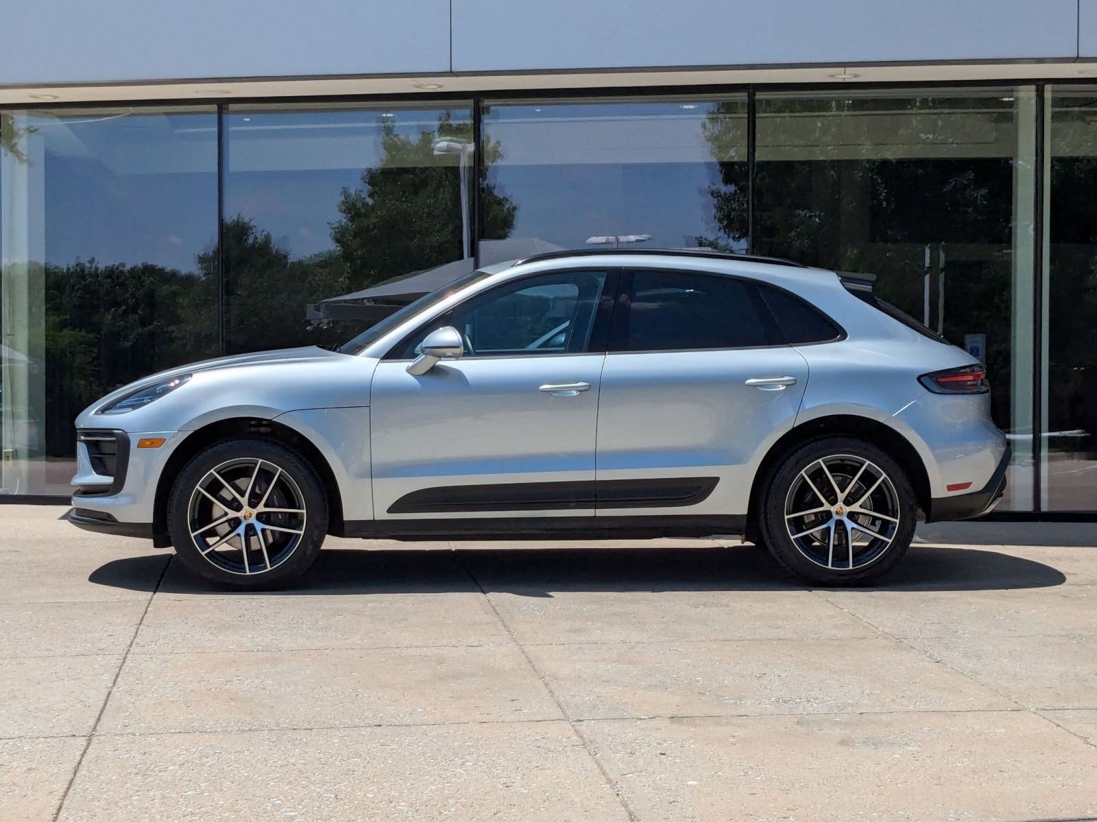 2025 Porsche Macan S photo 2