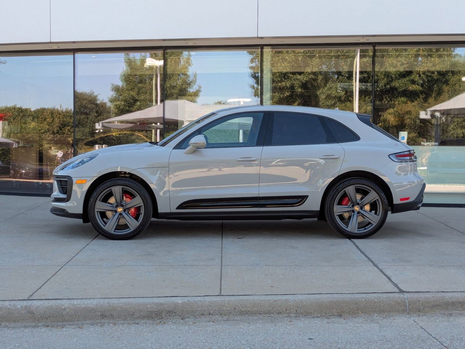 2026 Porsche Macan S photo 2