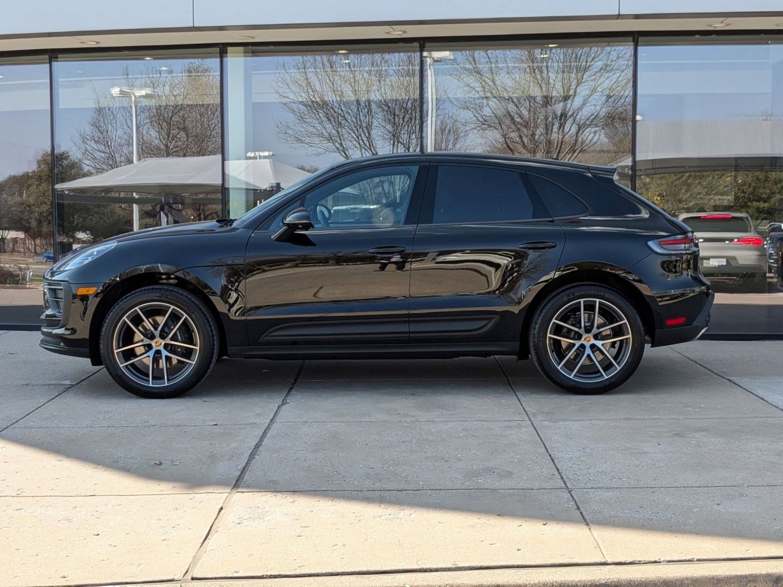 2025 Porsche Macan T photo 2