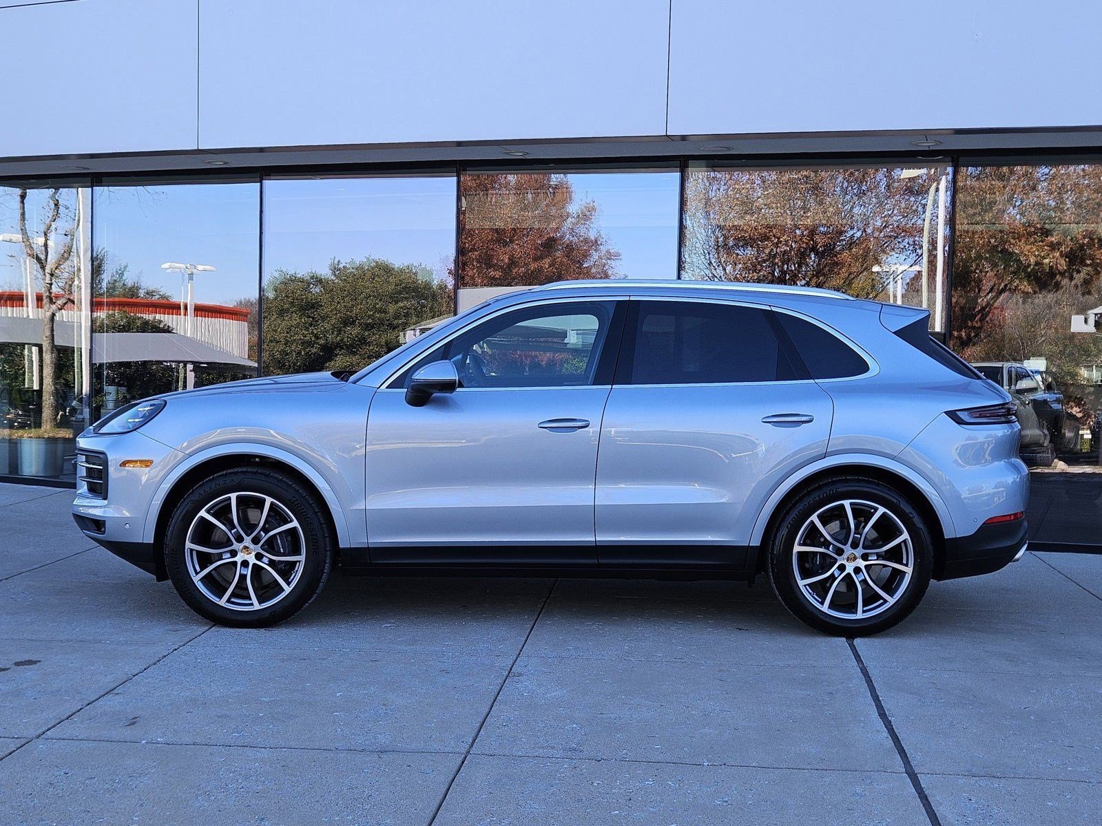 2025 Porsche Cayenne photo 2