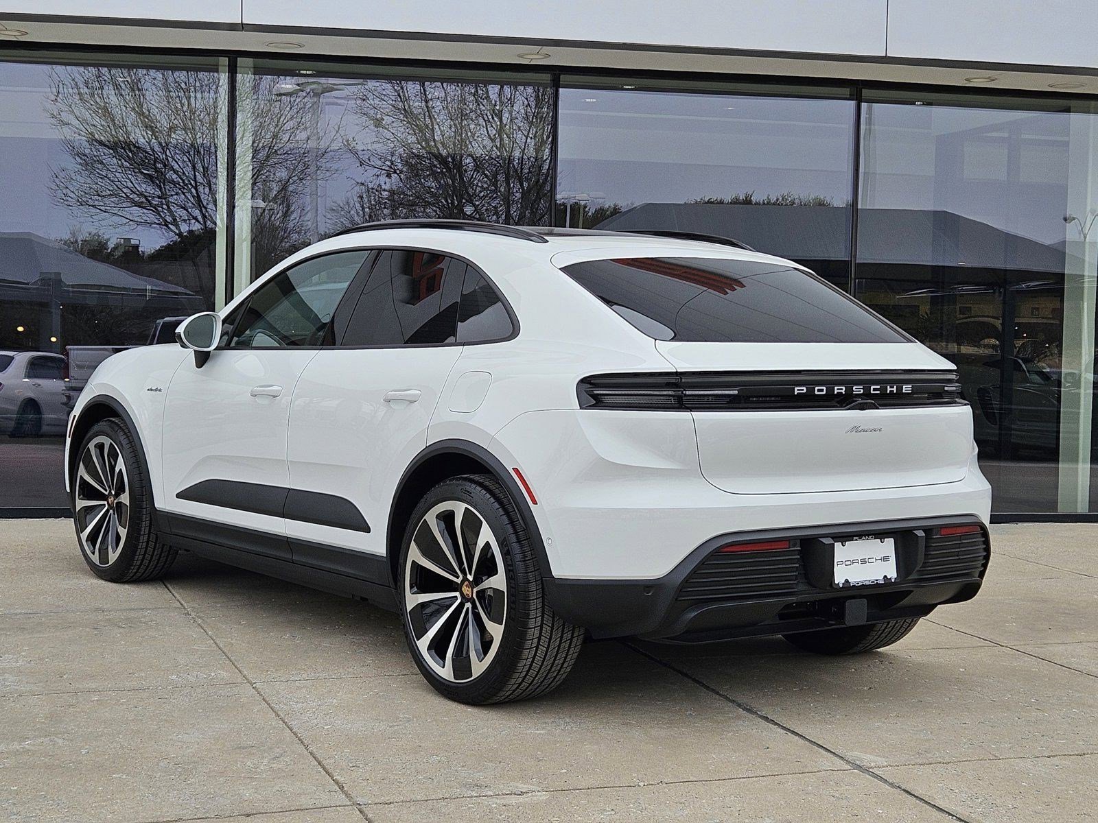 2025 Porsche Macan Electric photo 3