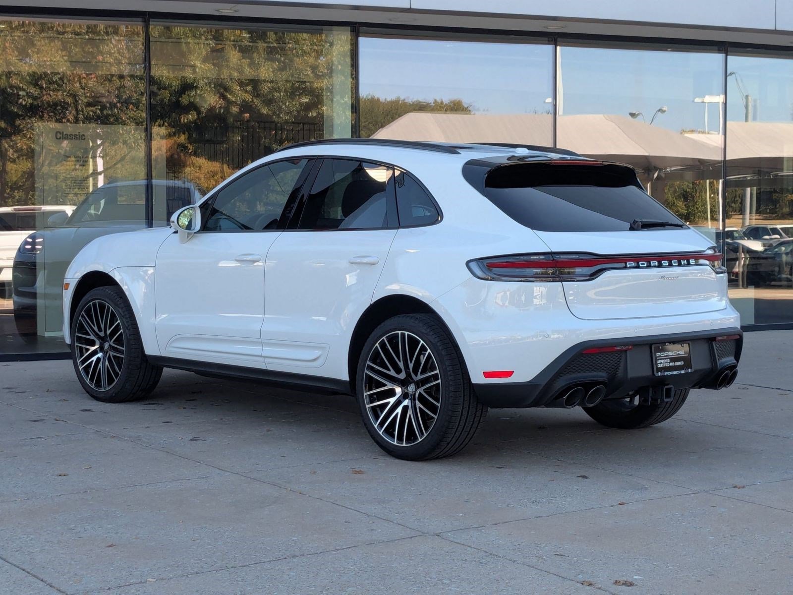 2025 Porsche Macan T photo 2