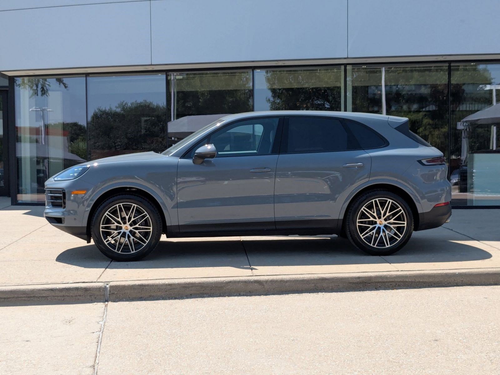 2025 Porsche Cayenne photo 2