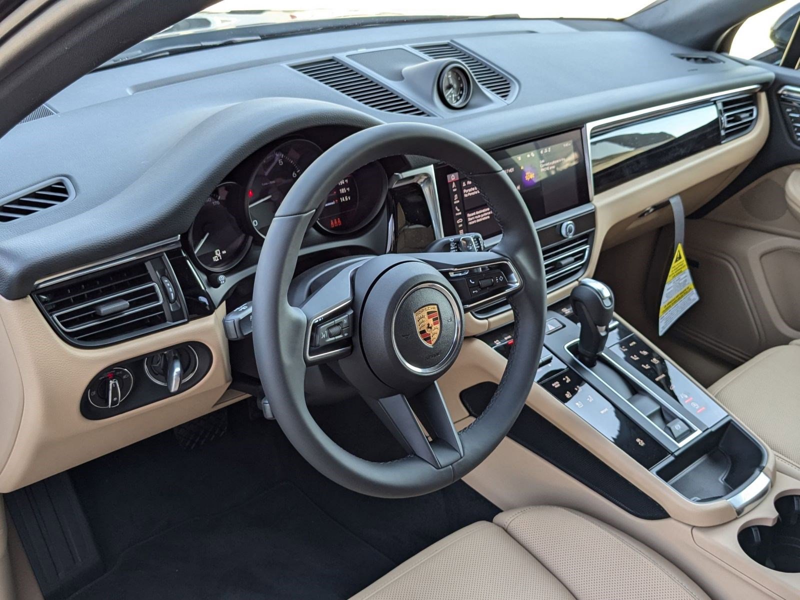 2025 Porsche Macan T photo 4
