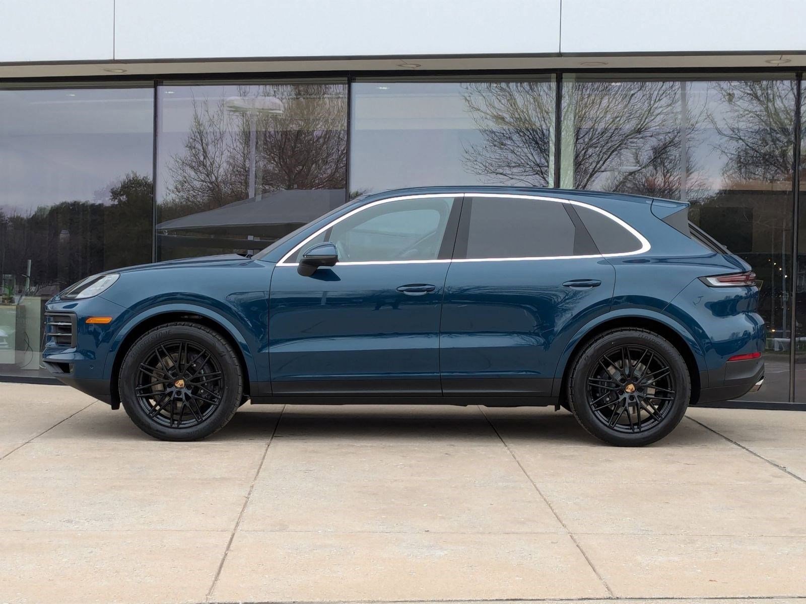 2025 Porsche Cayenne photo 2