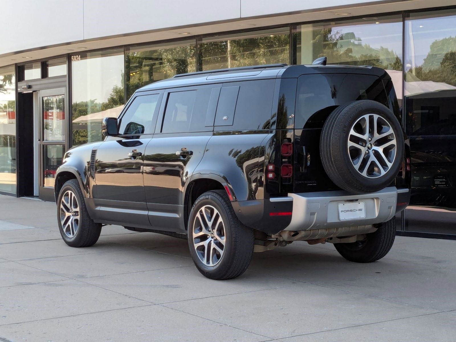 2020 Land Rover Defender 110 HSE photo 3