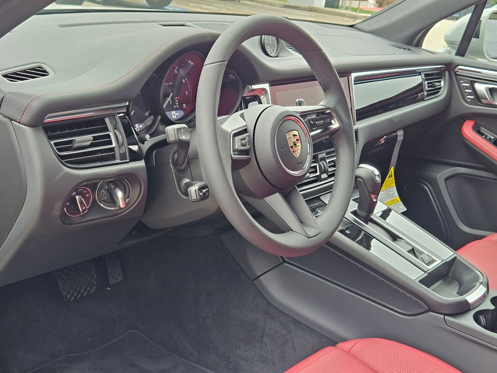 2025 Porsche Macan T photo 4