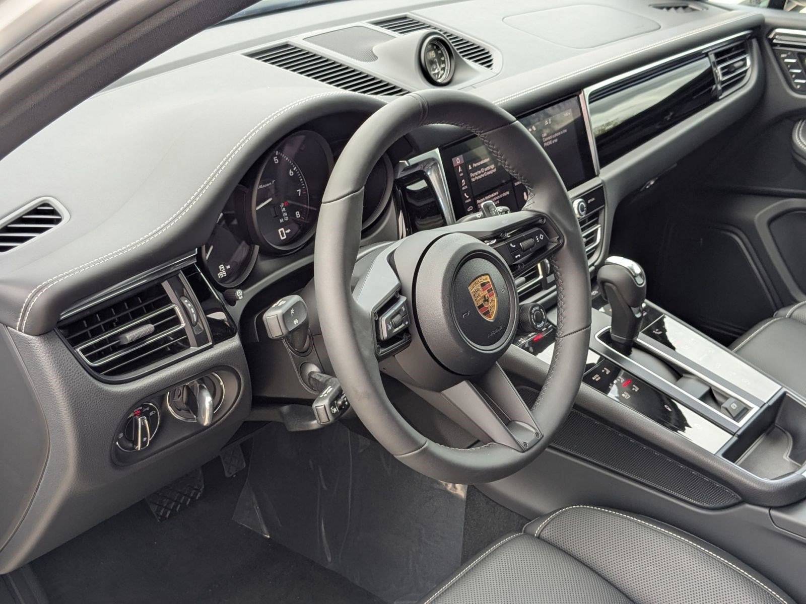 2026 Porsche Macan T photo 3