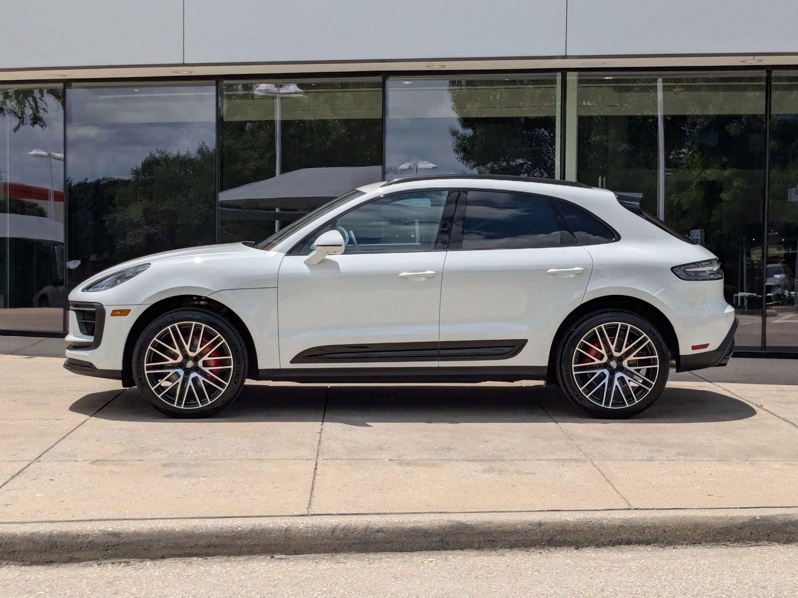 2025 Porsche Macan S photo 2