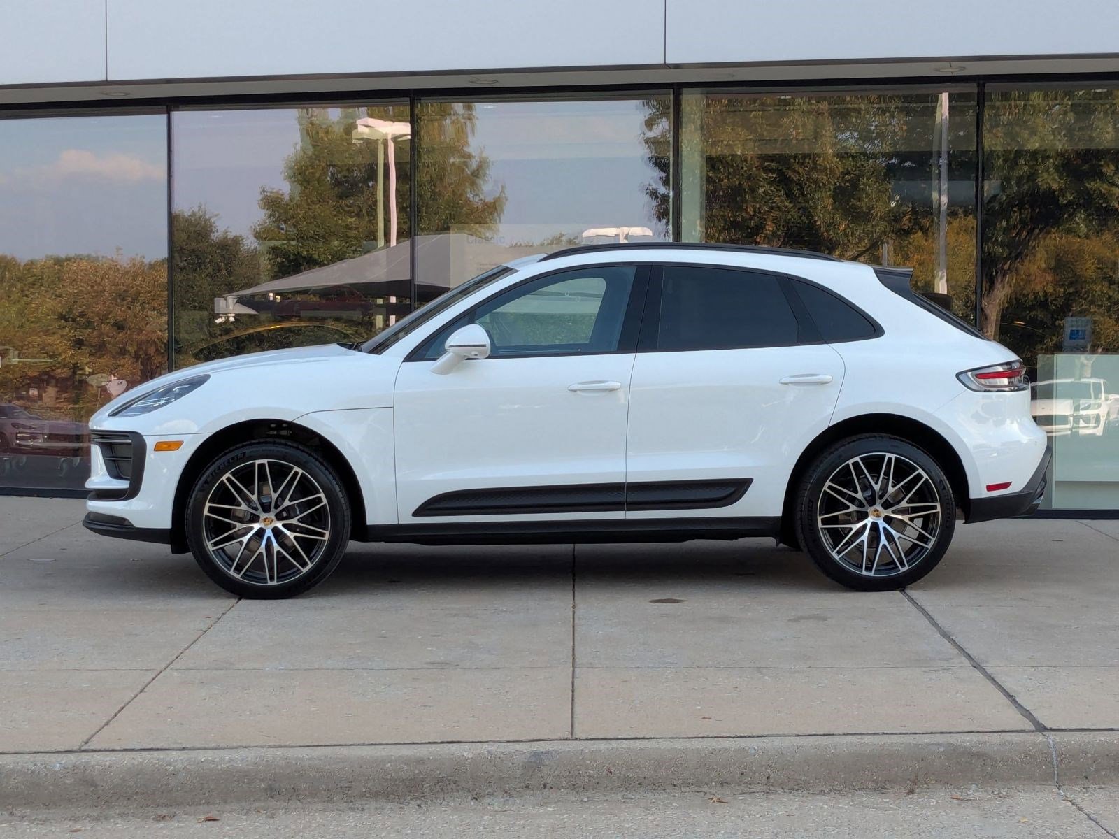 2026 Porsche Macan T photo 2