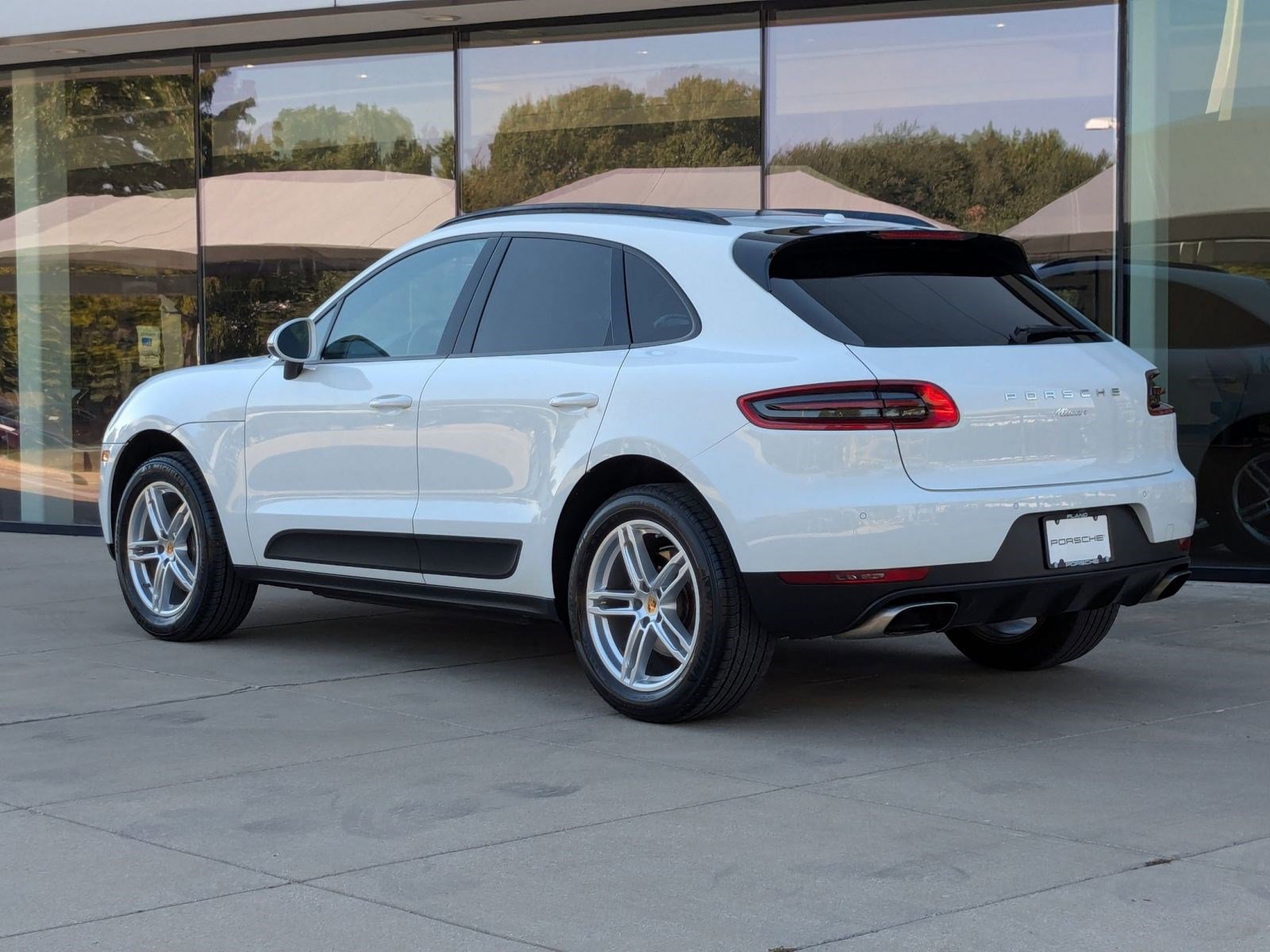2017 Porsche Macan Base photo 2
