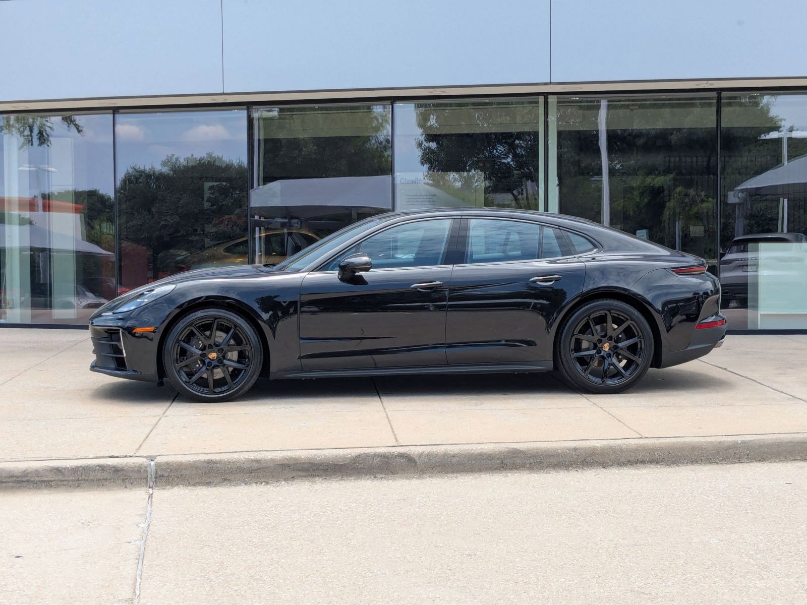 2025 Porsche Panamera 4 photo 2