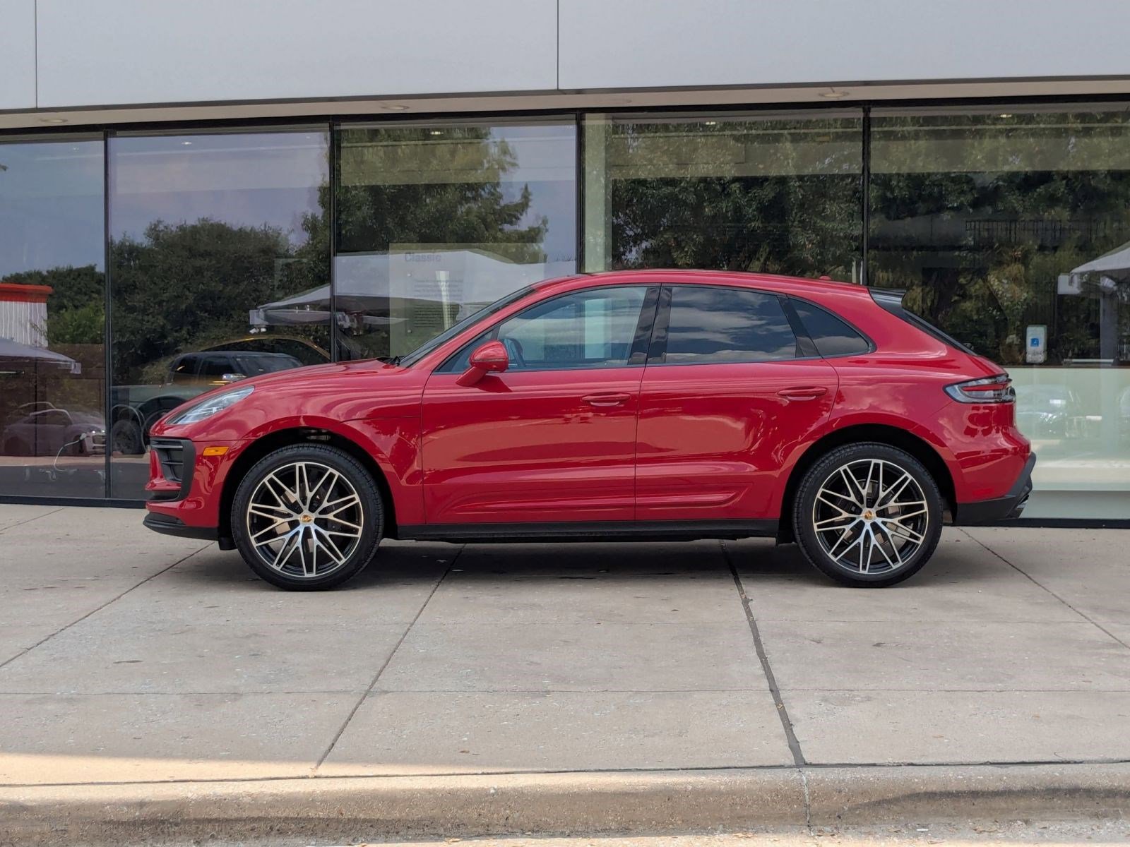 2025 Porsche Macan photo 2