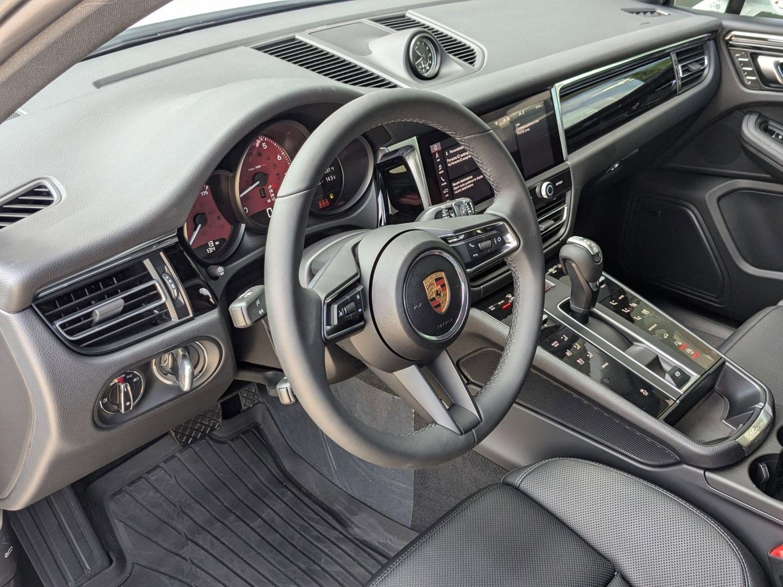 2025 Porsche Macan S photo 4