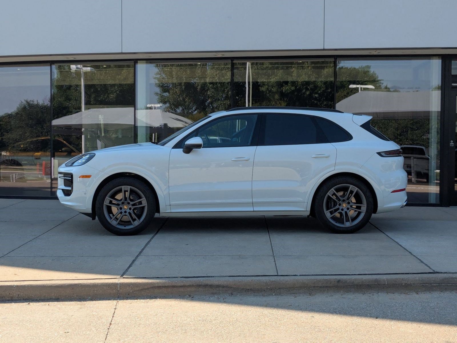 2025 Porsche Cayenne photo 2