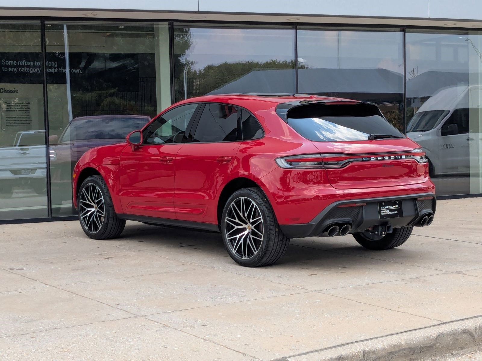2025 Porsche Macan photo 3