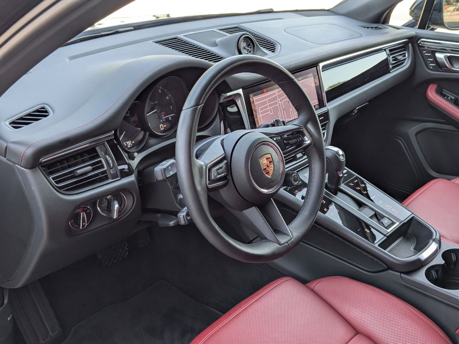 2025 Porsche Macan T photo 3