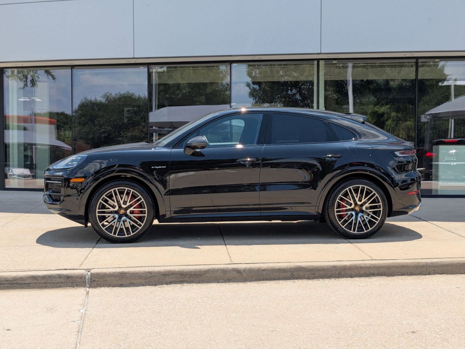 2025 Porsche Cayenne E-Hybrid Coupe S photo 2