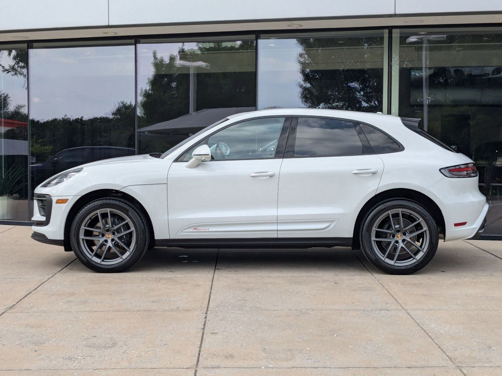2025 Porsche Macan S photo 2