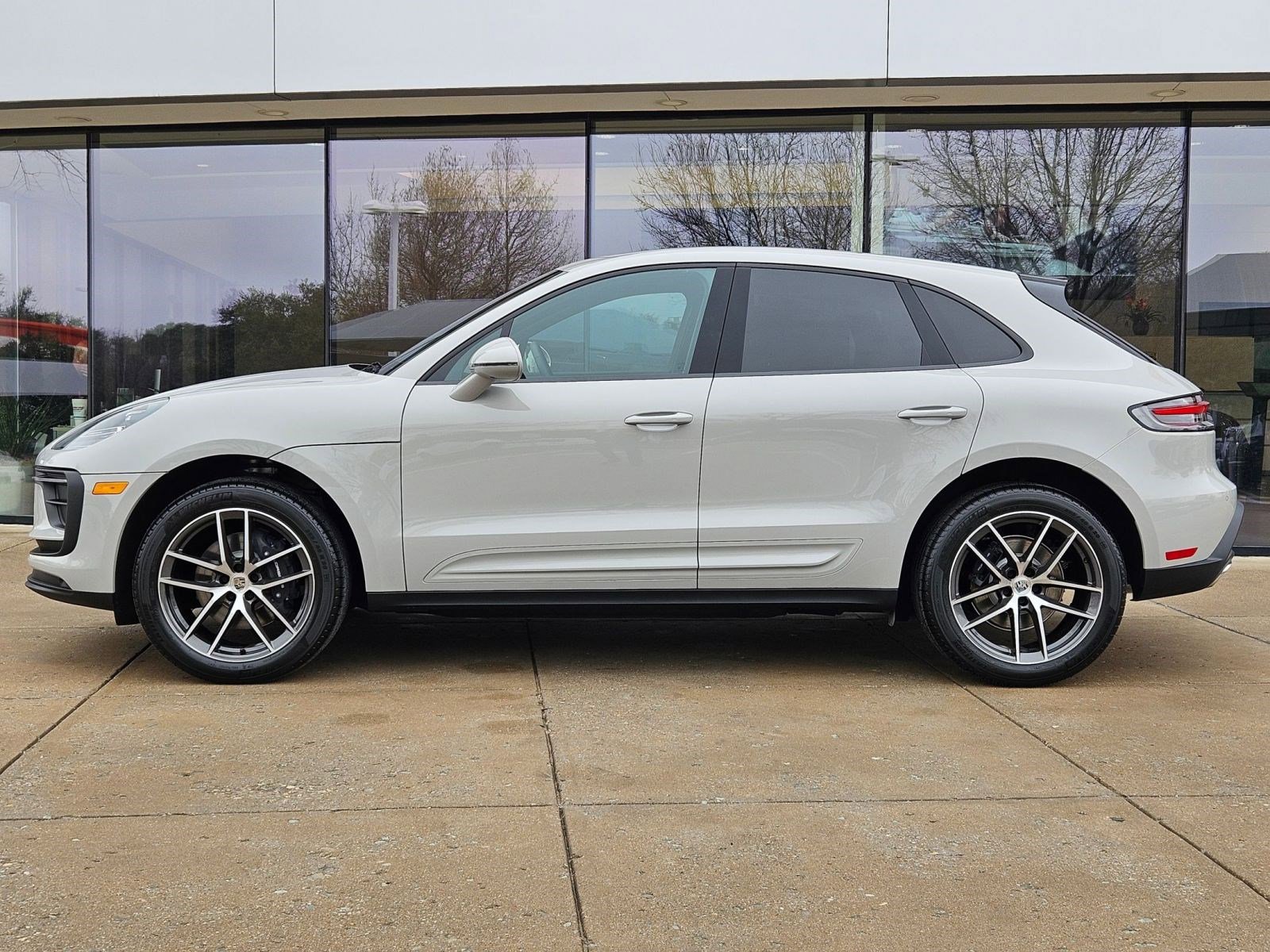 2025 Porsche Macan T photo 2