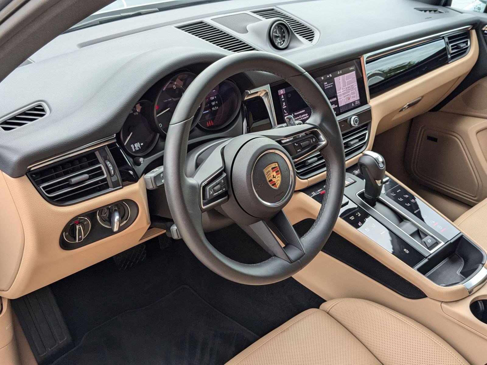 2025 Porsche Macan T photo 4