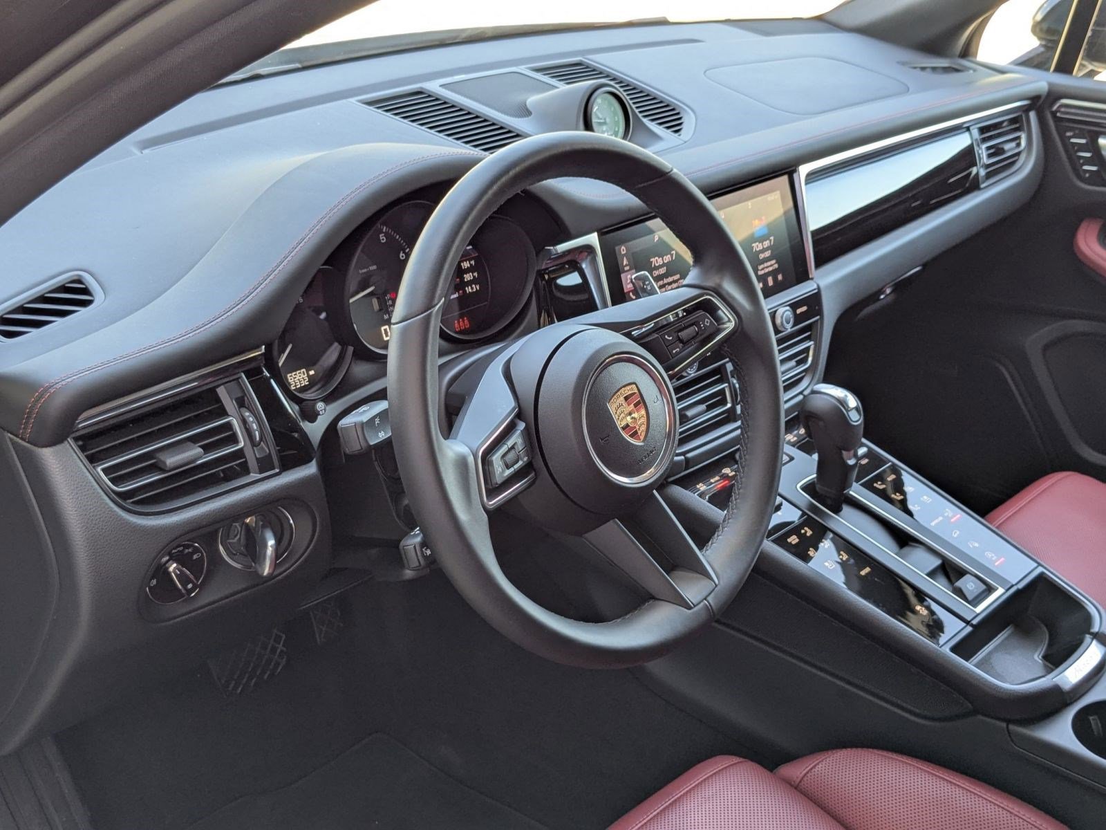 2025 Porsche Macan T photo 3