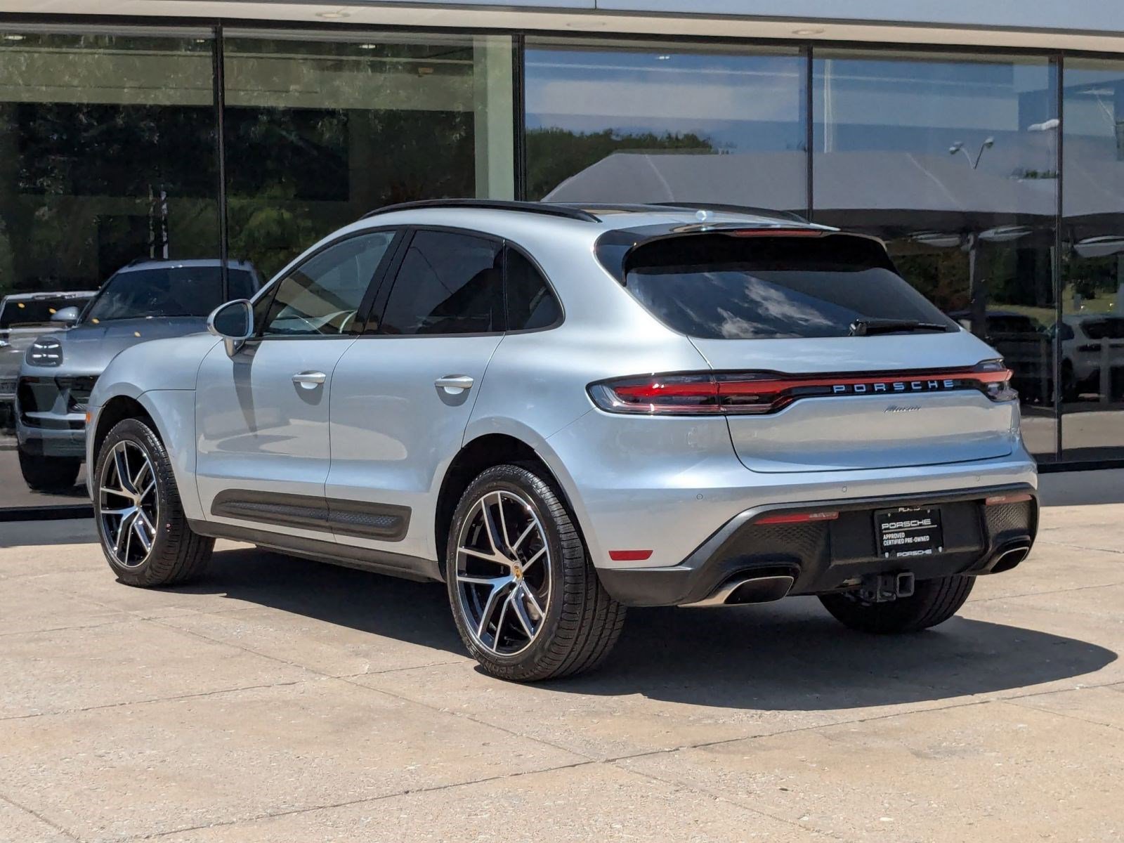 2025 Porsche Macan S photo 3