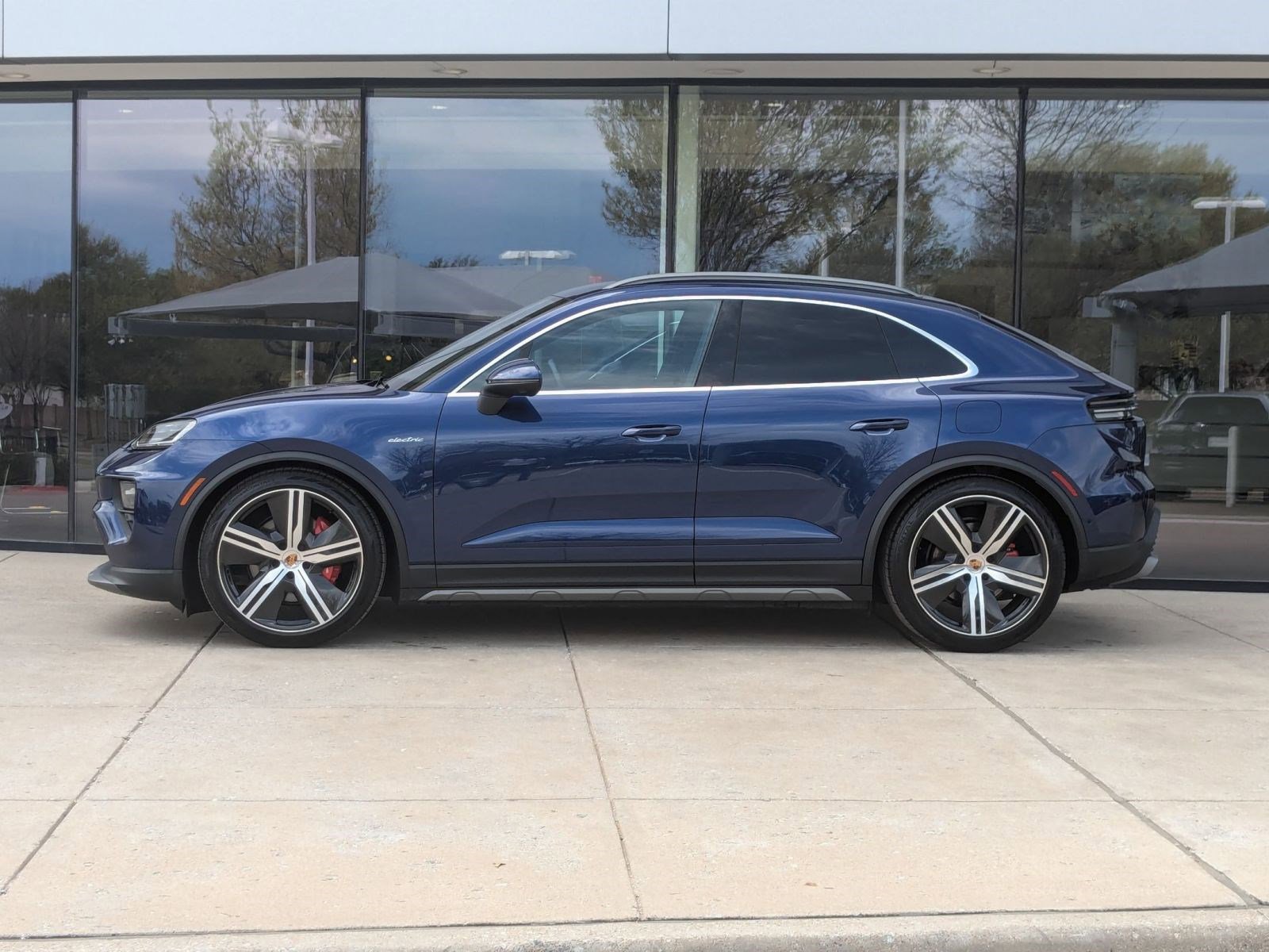 2025 Porsche Macan Electric photo 2