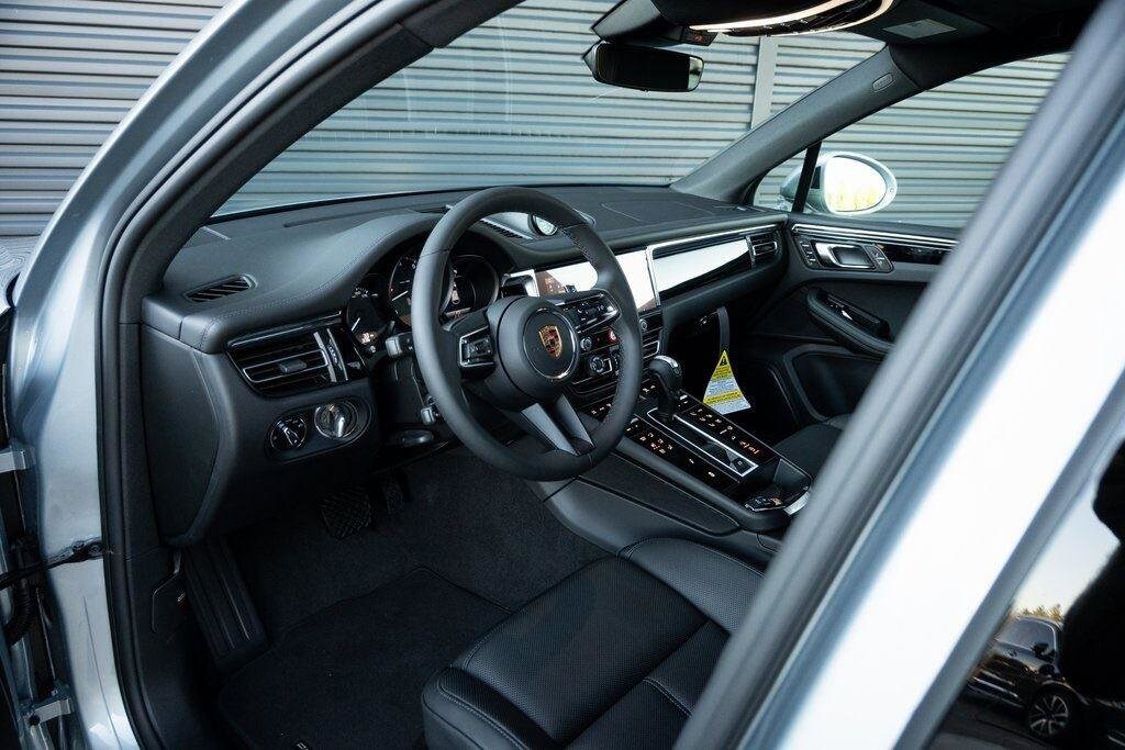 2025 Porsche Macan T photo 3