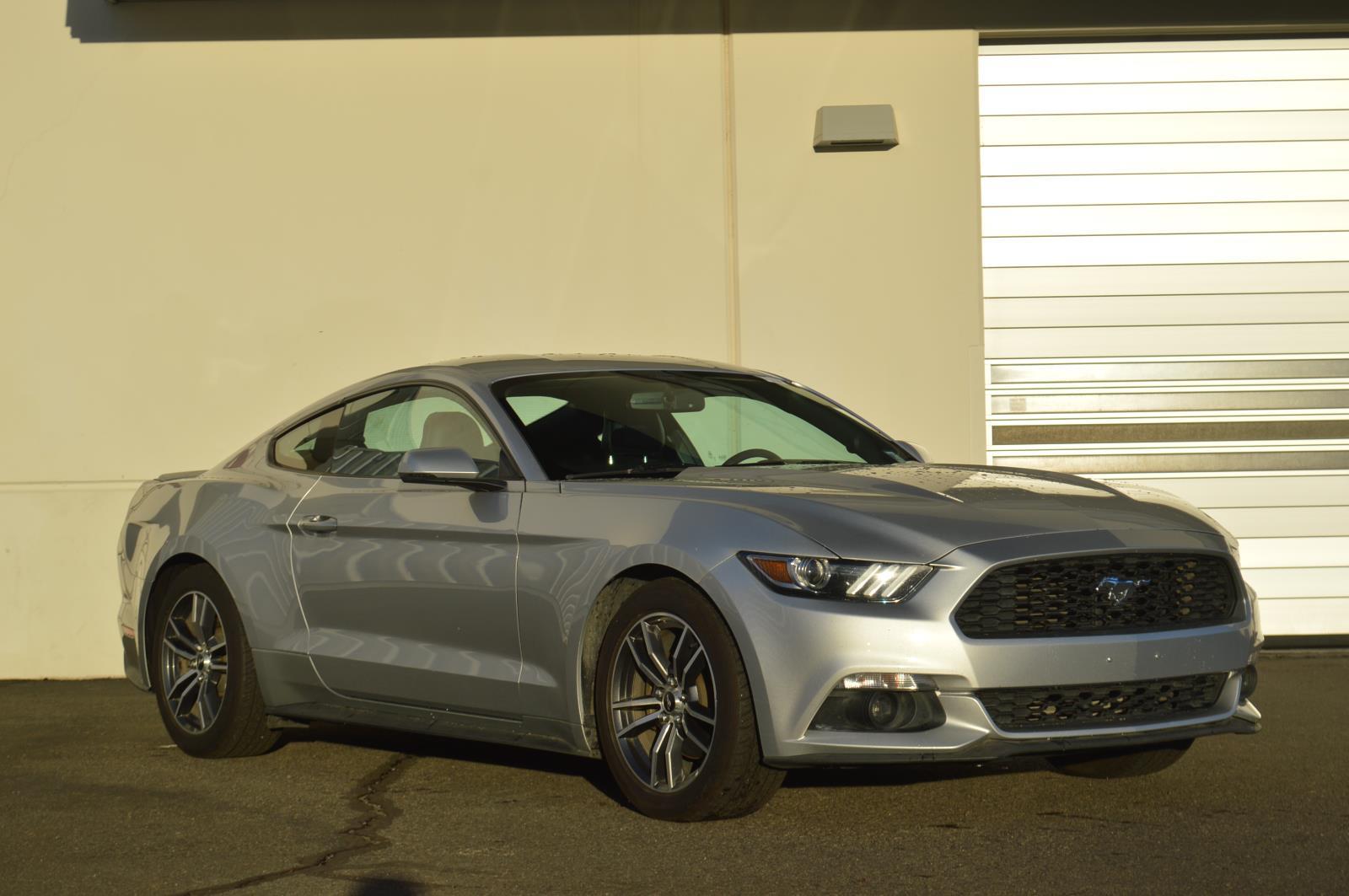 2016 Ford Mustang EcoBoost Premium photo 3