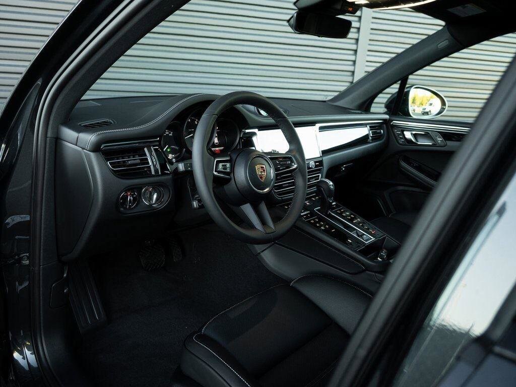 2025 Porsche Macan T photo 2
