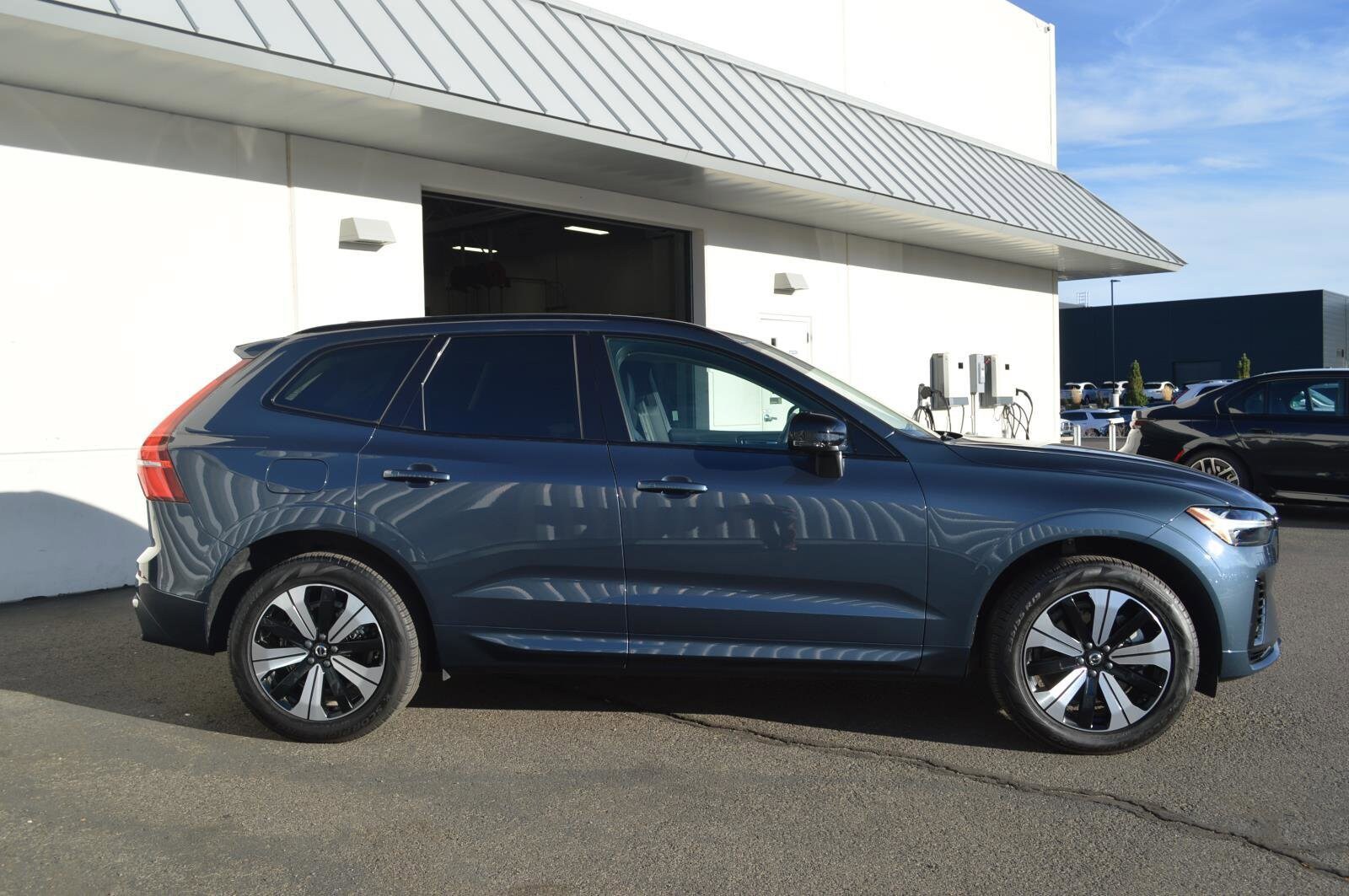 2025 Volvo XC60 Hybrid T8 Core photo 4